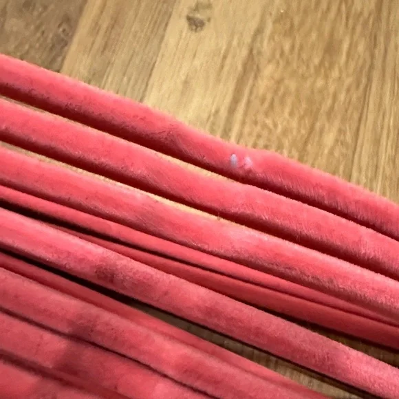 *last chance* Clutter Free | Set of Pink Velvet Hangers - Picture 3 of 11